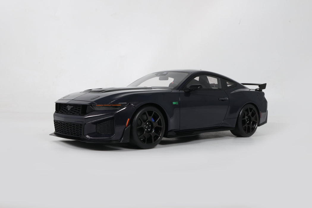 1:18 FORD MUSTANG DARK HORSE SC BLUE EMBER 2026