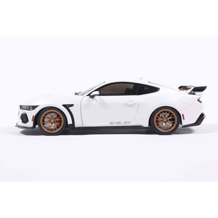 1:18 SHELBY MUSTANG SUPER SNAKE WHITE / SILVER STRIPES 2025