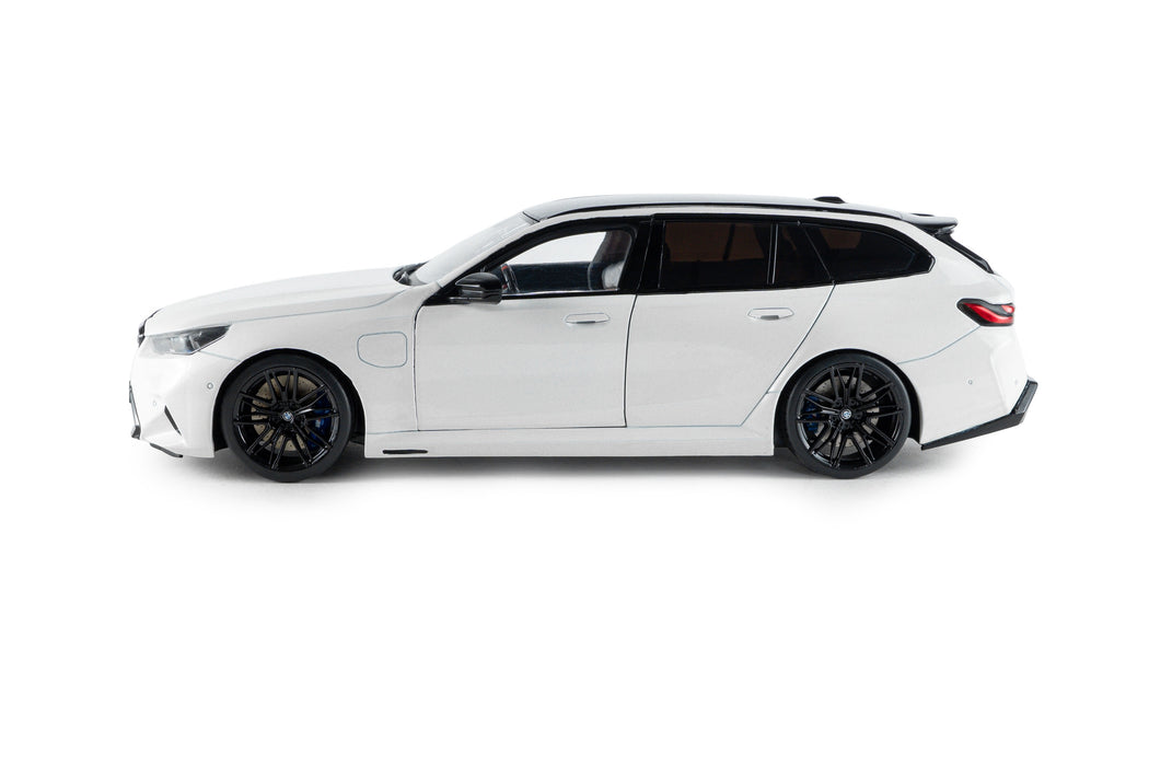 1:18 BMW M5 TOURING ALPINE WHITE SOLID 2025